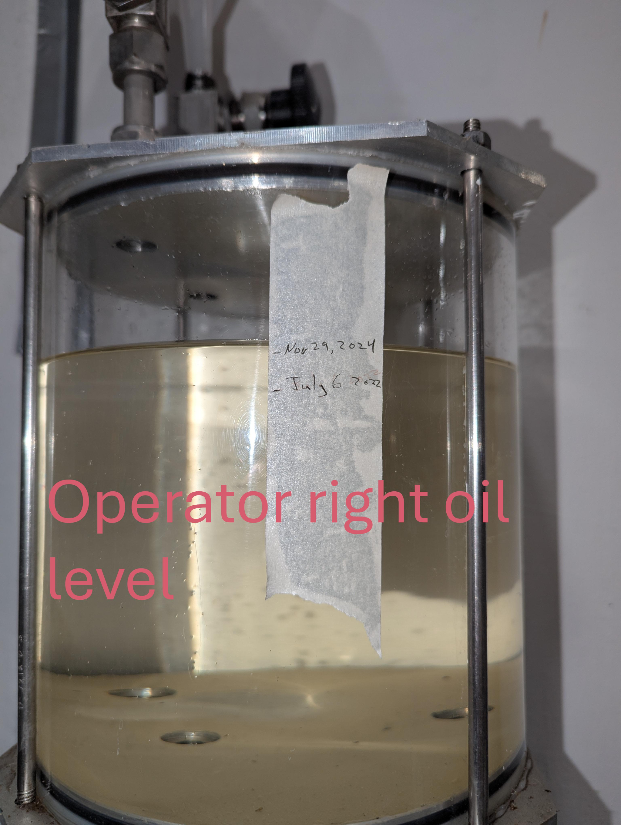 Operator_right_oil_level.jpg